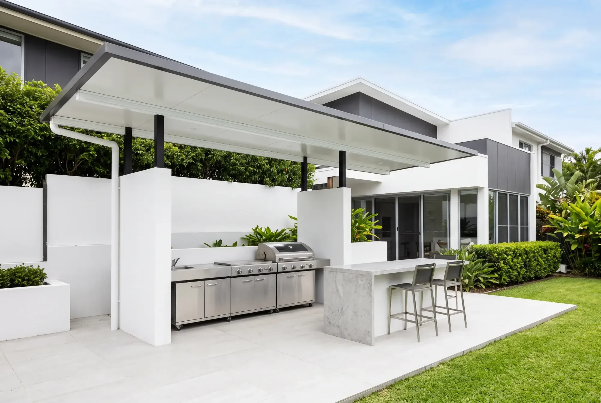 Insulated roof patio over an outdoor kitchen